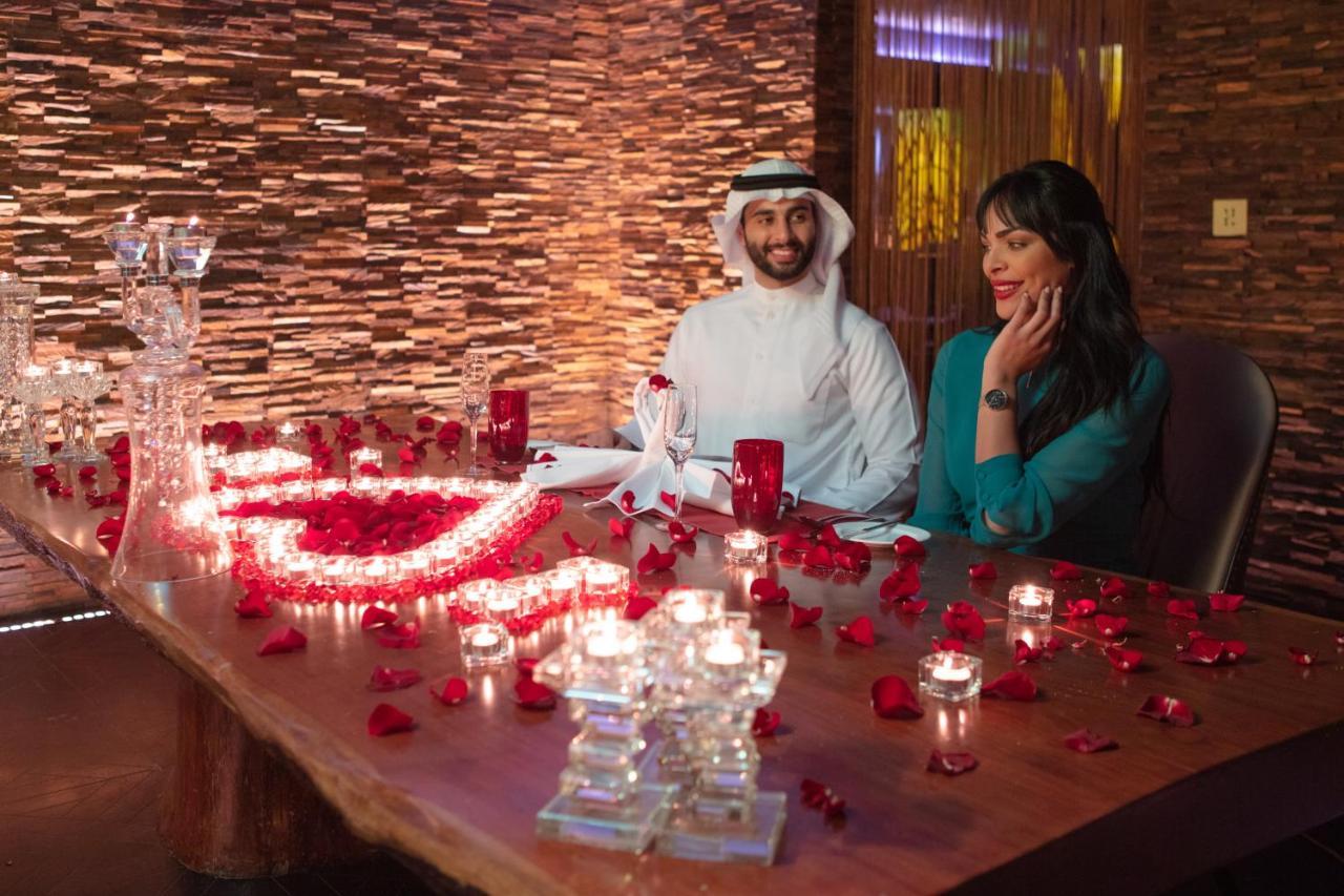 Jumeirah Messilah Beach Kuwait Kuwait City Exterior foto A couple at a restaurant in Dubai