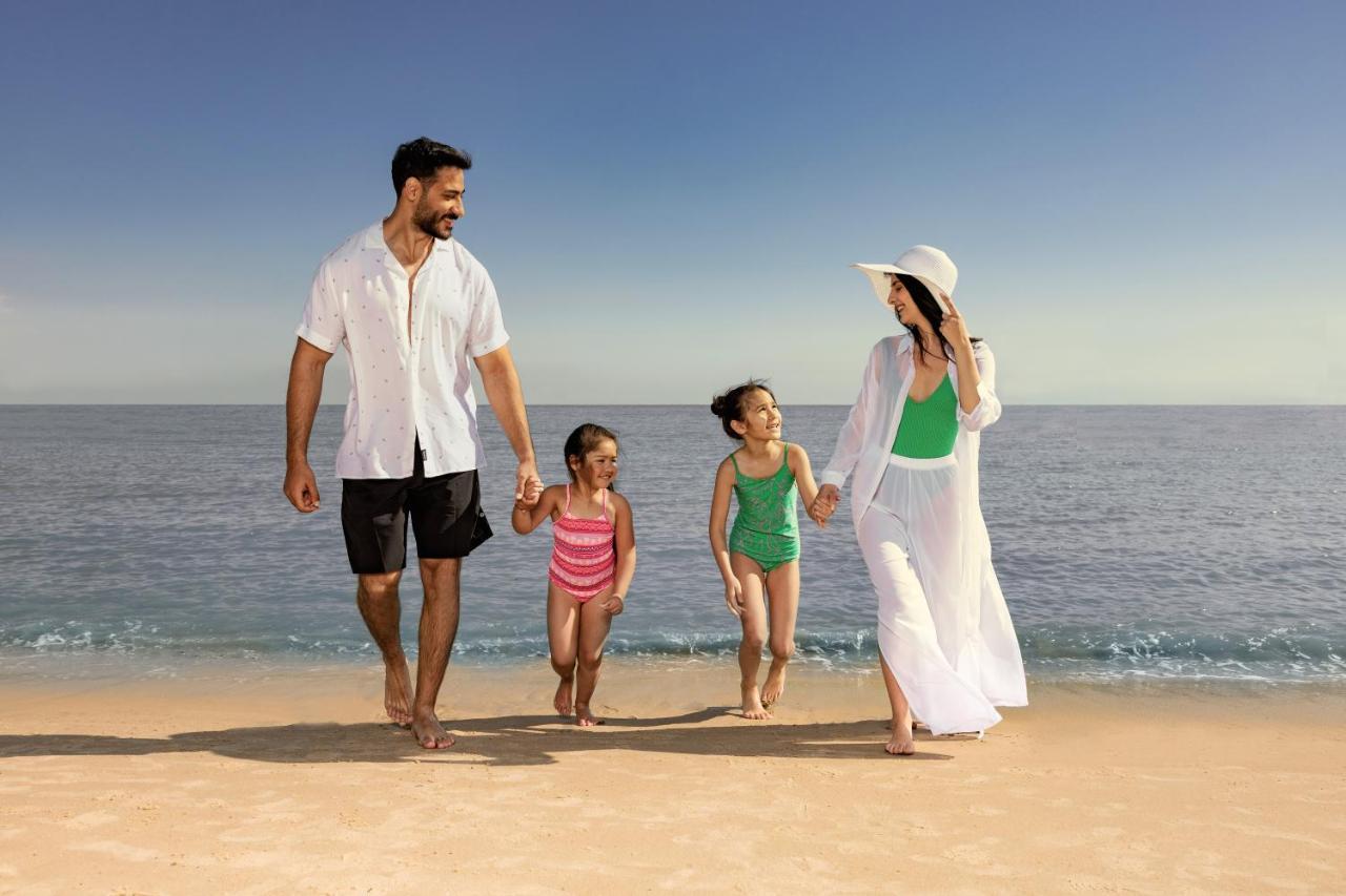 Jumeirah Messilah Beach Kuwait Kuwait City Exterior foto Family on the beach