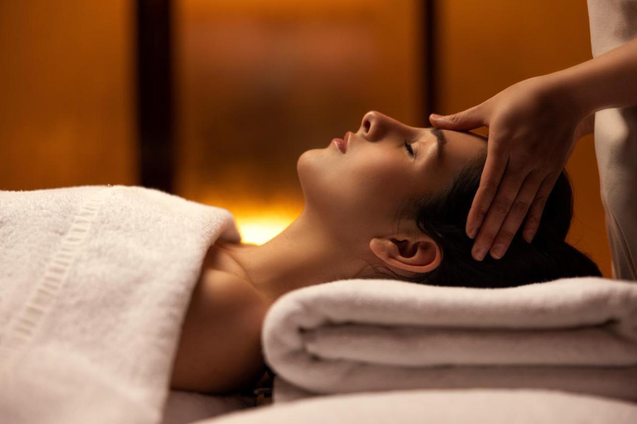 Jumeirah Messilah Beach Kuwait Kuwait City Exterior foto A woman receiving a head massage