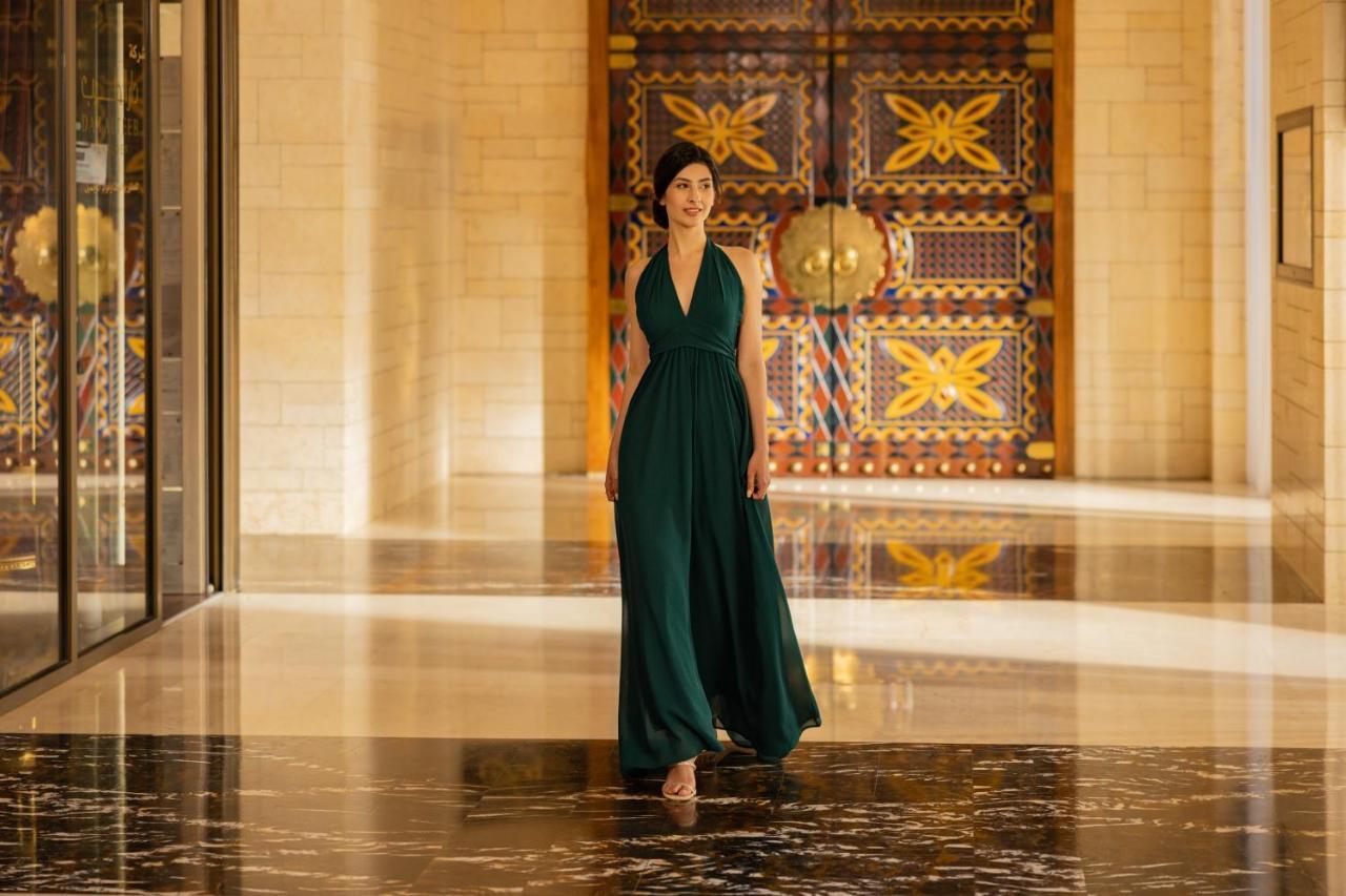 Jumeirah Messilah Beach Kuwait Kuwait City Exterior foto A woman wearing a kaftan