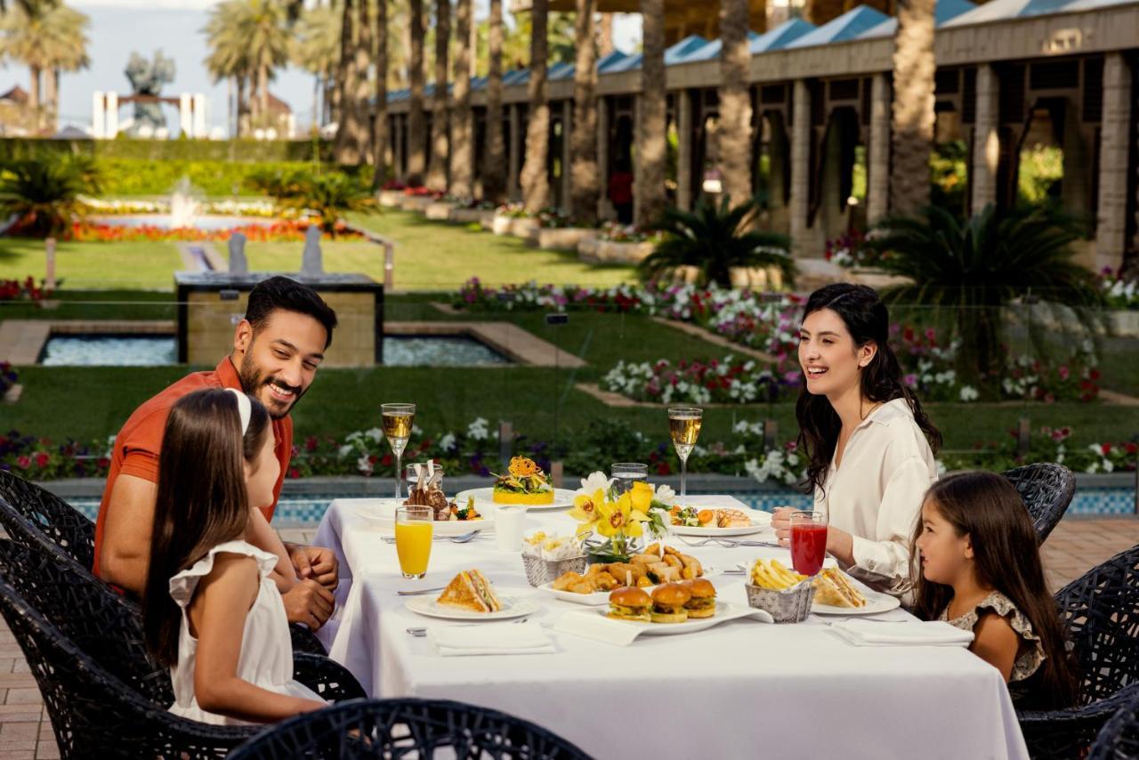 Jumeirah Messilah Beach Kuwait Kuwait City Exterior foto Family dining at the resort