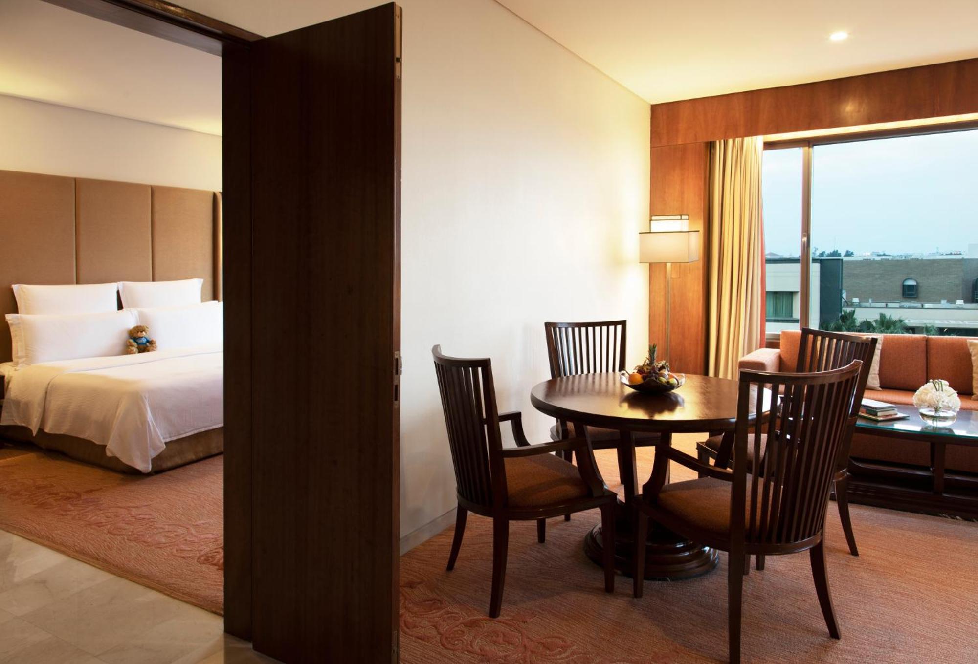 Jumeirah Messilah Beach Kuwait Kuwait City Exterior foto A suite at the hotel