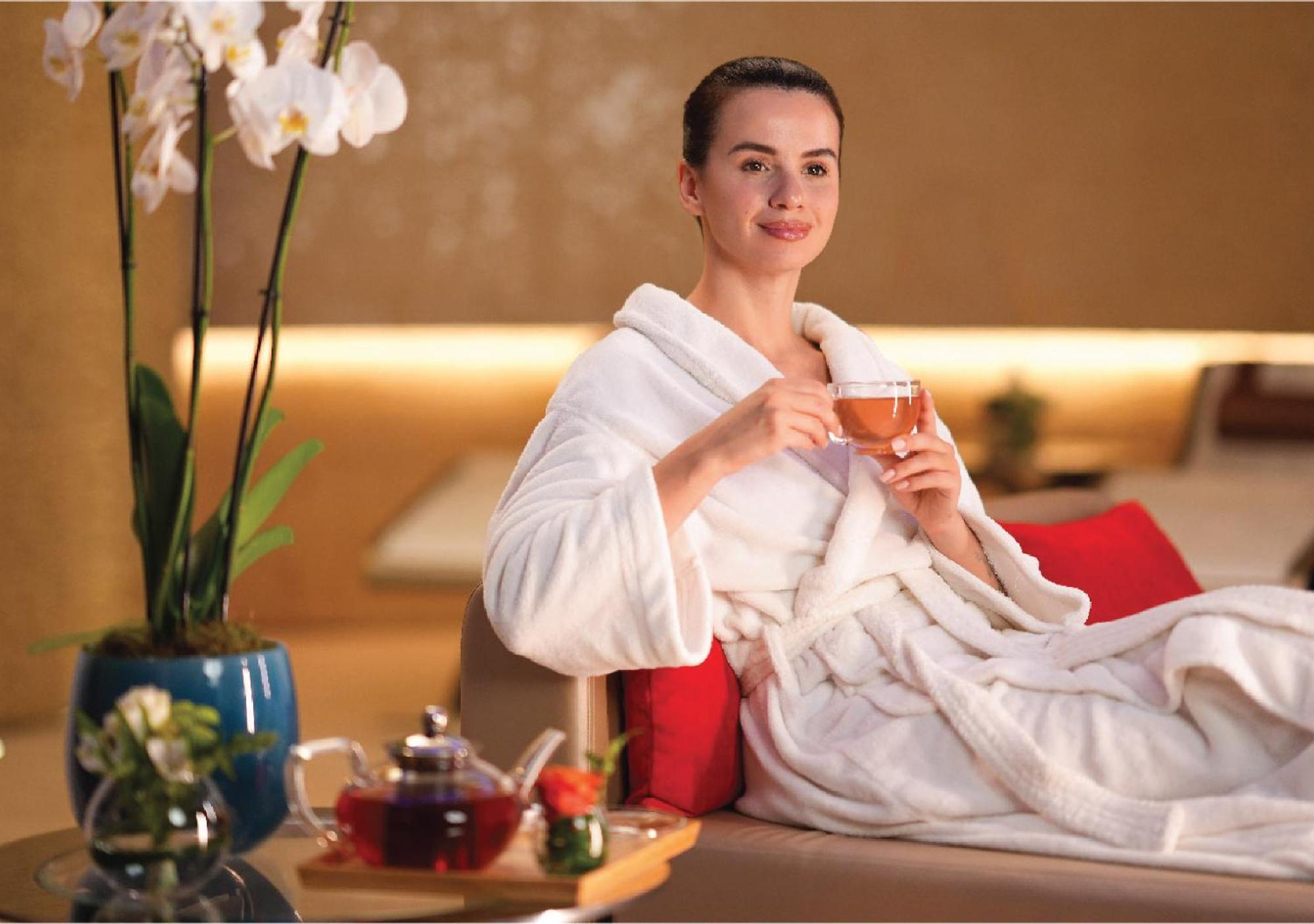 Jumeirah Messilah Beach Kuwait Kuwait City Exterior foto A woman wearing a bathrobe