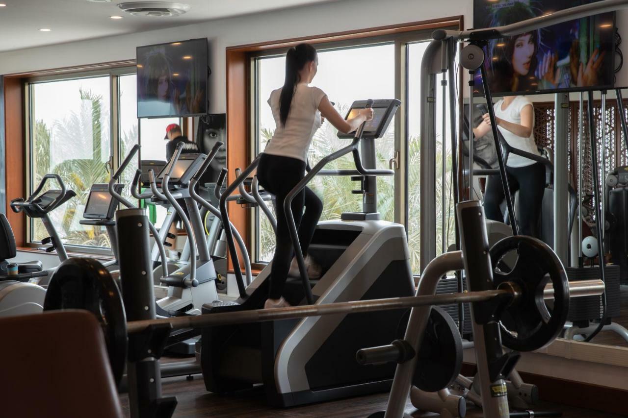 Jumeirah Messilah Beach Kuwait Kuwait City Exterior foto A woman on a cross trainer